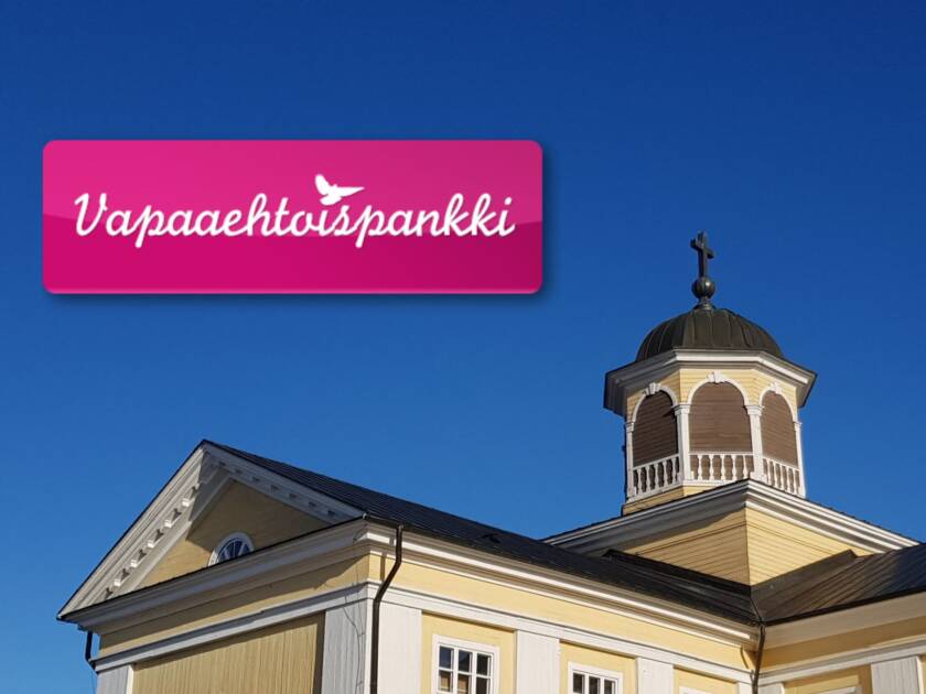 Kuvassa näkyy kirkonkattoa ja vieressä tekstikyltti: Vapaaehtoispankki.
